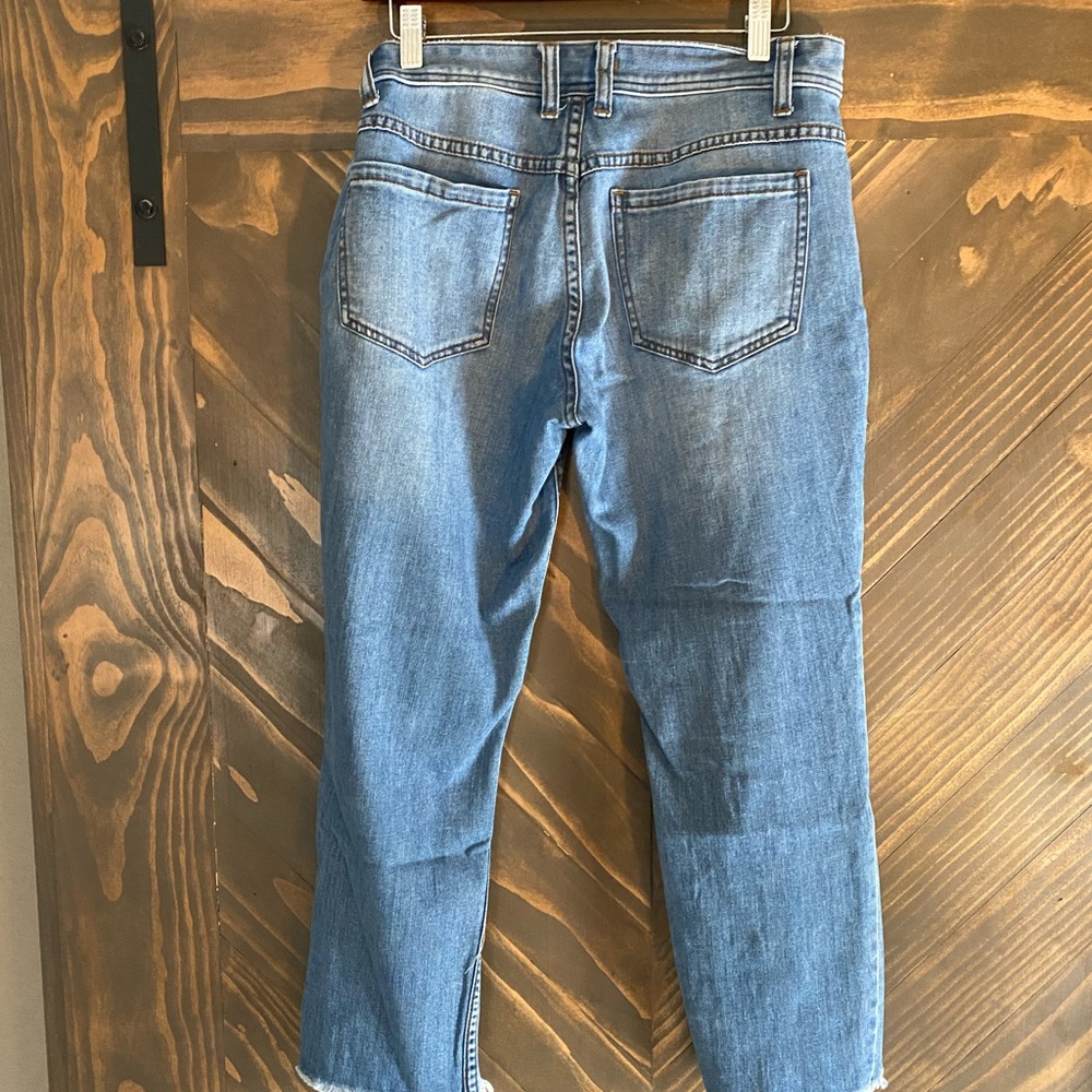 Cropped frayed jeans